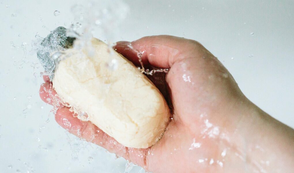lush cosmetics milky bath bubble bar review